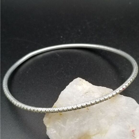 Scaled grey metallic bracelet. B614 - Picture 1 of 2